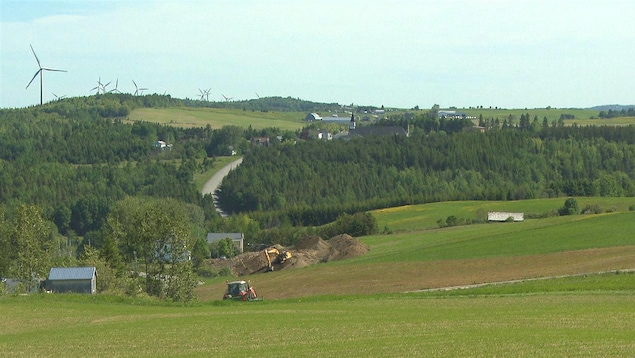 Village de Saint-Léandre et éoliennes Village de Saint-Léandre et éoliennes