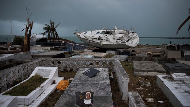 Un voilier s'est échoué dans un cimetière sur l'île de Saint-Martin, lors du passage dévastateur d'Irma. Un voilier s'est échoué dans un cimetière sur l'île de Saint-Martin, lors du passage dévastateur d'Irma.