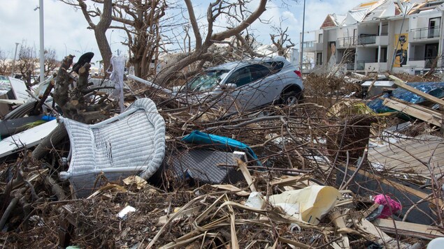 Une voiture sous les débris après le passage de l'ouragan Irma dans la Baie Nettlé à Saint-Martin