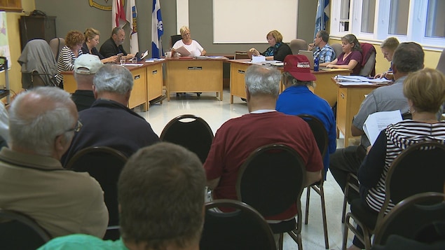 Séance du conseil municipal de Saint-Pacôme le 5 septembre 2017; 18 citoyens sont présents dans la salle. Séance du conseil municipal de Saint-Pacôme le 5 septembre 2017; 18 citoyens sont présents dans la salle.