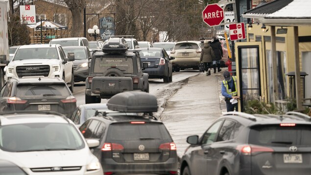 Circulation dense sur la rue Principale à Saint-Sauveur.
