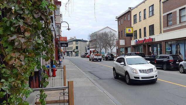 Un VUS blanc circule sur la rue Saint-Vallier Ouest, dans le quartier Saint-Sauveur à Québec