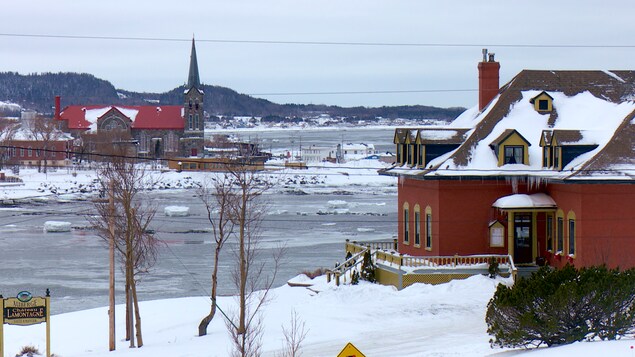 Une auberge en premier plan et l'église, plus loin.