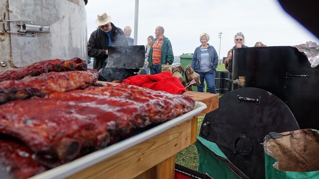 Des gens regardent les morceaux de viande Des gens regardent les morceaux de viande