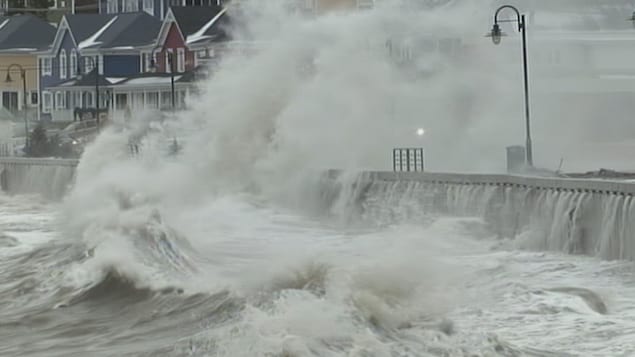 Déferlement sur l'Anse-aux-Coques.