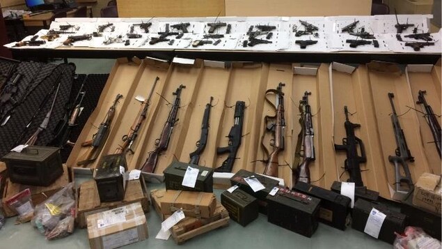 La police a saisi un véritable arsenal à Longueuil. La police a saisi un véritable arsenal à Longueuil.