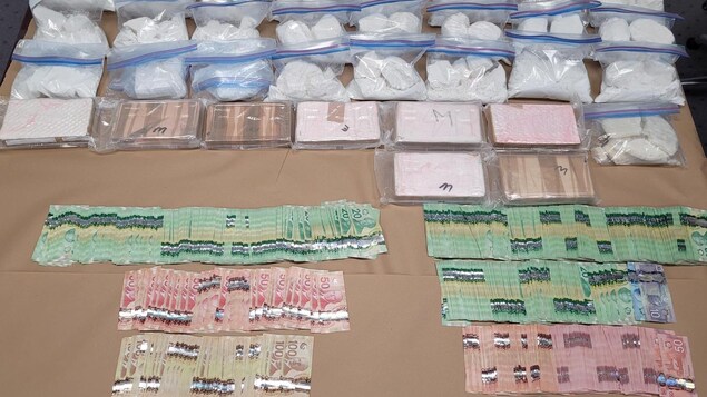 De la drogue et des billets de banque exposés.