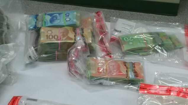 De l’argent dans des sacs de plastique. De l’argent dans des sacs de plastique.