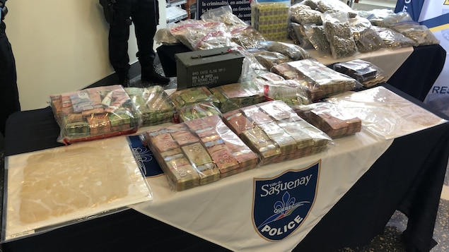 Des billets de banque et de la drogue sur une table.