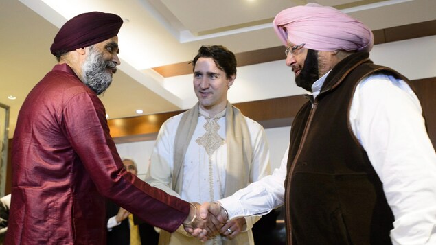 Poignée de main entre Justin Trudeau, son ministre Harjit Singh Sajjan, et le ministre en chef du Punjab Amarinder Singh.