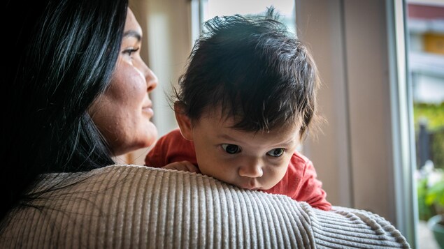 Des parents autochtones dénoncent les limites des registres de naissances provinciaux