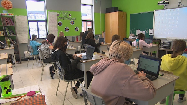Des élèves dans une salle de classe