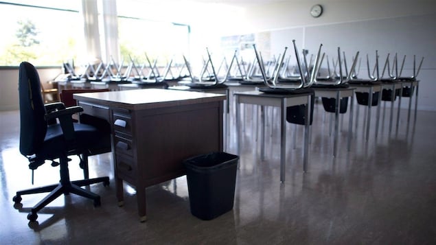 Une salle de classe vide à l’école secondaire