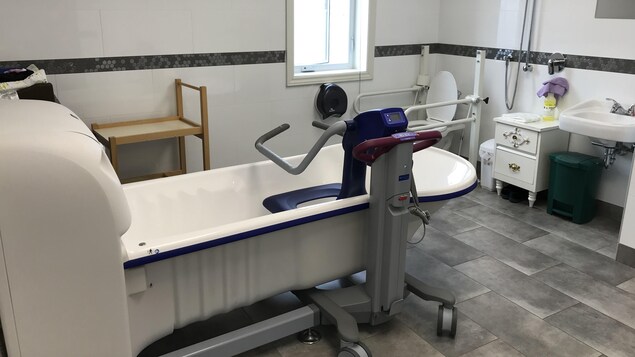 la salle de bain du service d'hébergement et répit avec un bain adapté la salle de bain du service d'hébergement et répit avec un bain adapté