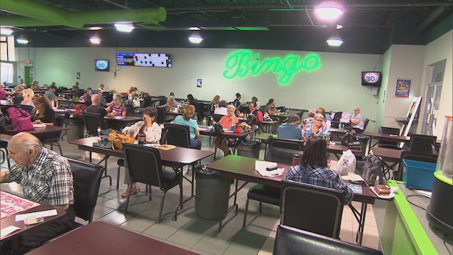 Une salle de bingo.