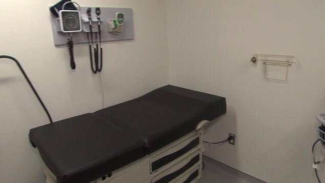 La salle de traitement du centre Spectre de rue, à Montréal, où on voit une table d'examen médical et de l'équipement médical. La salle de traitement du centre Spectre de rue, à Montréal, où on voit une table d'examen médical et de l'équipement médical.