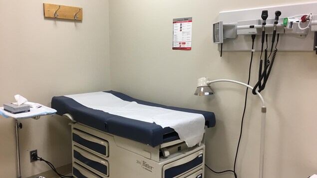 Un lit pour patient avec divers outils d'examen dans une clinique médicale  