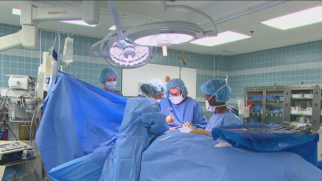 Une équipe de chirurgie en action.