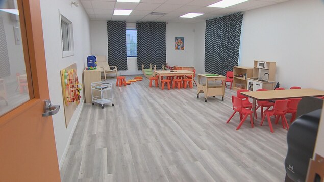 Salle avec des bancs, table et jeux sans enfant Salle avec des bancs, table et jeux sans enfant