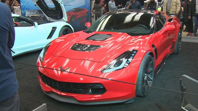 Une voiture rouge style sport Une voiture rouge style sport