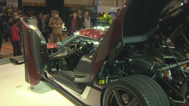 Une voiture de sport rouge avec des gros pneus Une voiture de sport rouge avec des gros pneus