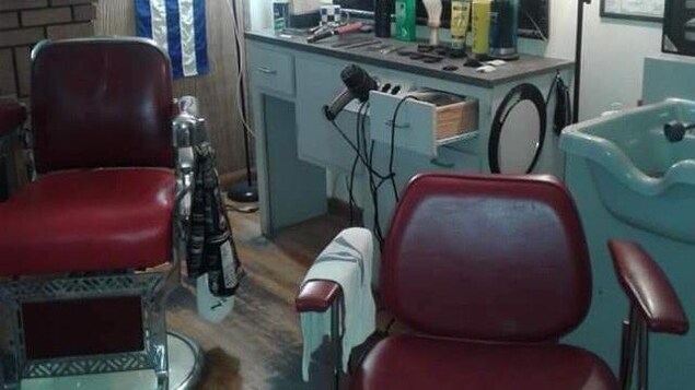 Un salon de barbier vide.