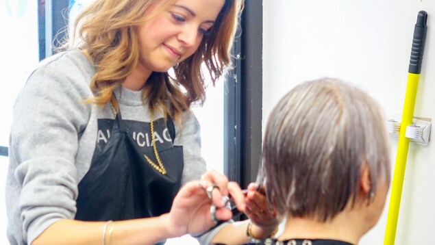 Une coiffeuse au travail dans un salon de Québec Une coiffeuse au travail dans un salon de Québec