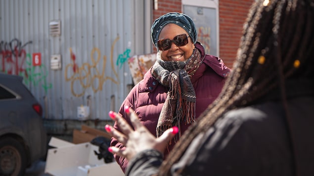 Vanina discute avec Camille, de dos, dans une rue du quartier Saint-Roch.