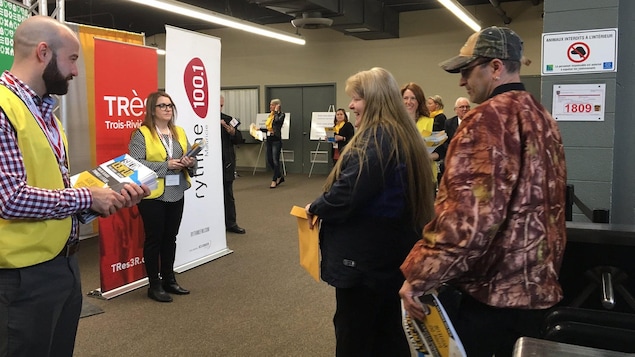 Plus De 1400 Postes Offerts Au Salon De L Emploi Trois Rivieres Becancour Radio Canada Ca