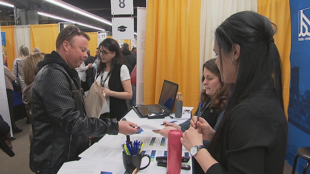 Le Salon De L Emploi De Trois Rivieres Moins Frequente Mais Toujours Pertinent Radio Canada Ca