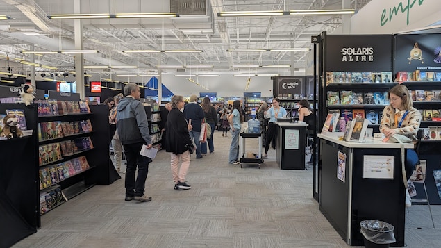 Des gens se promènent lors du 62e Salon du livre du Saguenay-Lac-Saint-Jean.