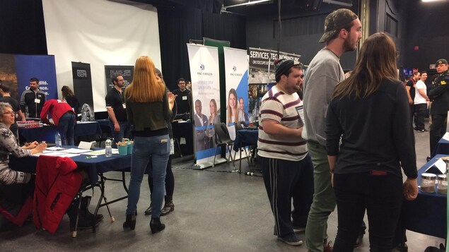 Des étudiants et des employeurs discutent lors d'un salon d'exposants. Des étudiants et des employeurs discutent lors d'un salon d'exposants.