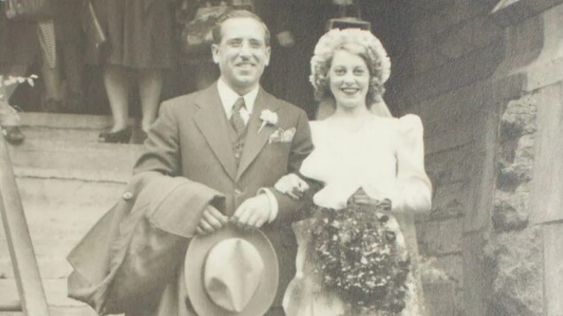 1943年，Salvatore Vistarchi 獲釋之后，與未婚妻結婚。（Joan Vistarchi 提供）