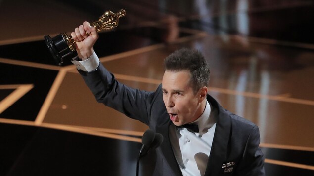 Sam Rockwell remporte l'Oscar du meilleur acteur de soutien pour sa performance dans Trois affiches tout près d'Ebbing, Missouri . Sam Rockwell remporte l'Oscar du meilleur acteur de soutien pour sa performance dans Trois affiches tout près d'Ebbing, Missouri .