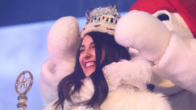 Samantha-Kim Cantin, du duché de Charlesbourg, reçoit sa couronne des mains de Bonhomme Carnaval. Samantha-Kim Cantin, du duché de Charlesbourg, reçoit sa couronne des mains de Bonhomme Carnaval.