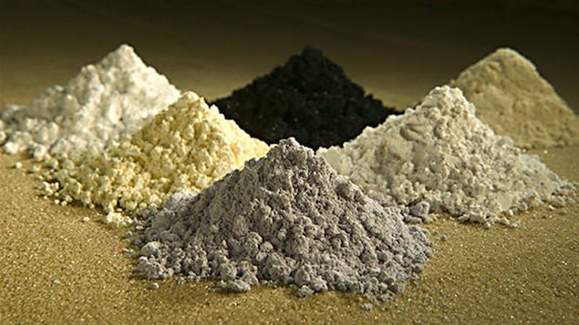 De la poudre de minéraux divisée en six montagnes de couleur différente.