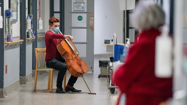 Un musicien joue du violon dans un hôpital.