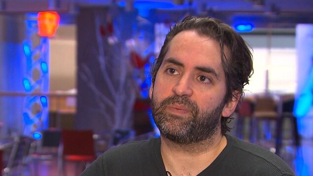 Gros plan sur le visage de Samuel Archibald, un professeur engagé dans un bras de fer avec son assureur pour le paiement de prestations d'invalidité