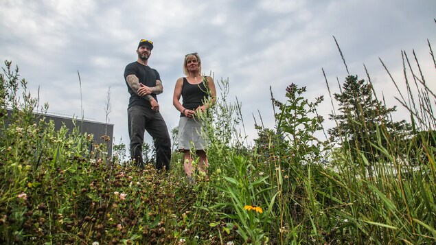 Sébastien Cloutier et Jazmine Maisonneuve sont debout sur leur terrain.