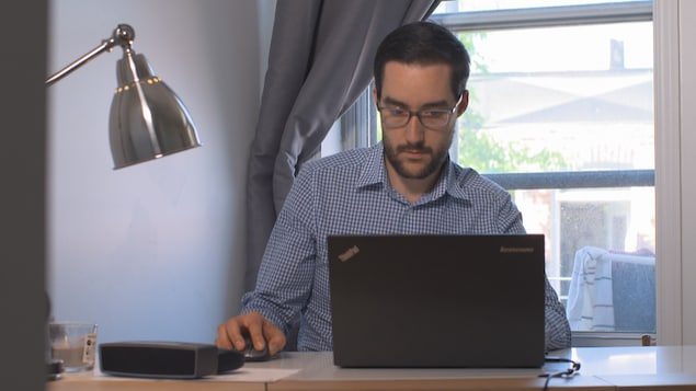 Il travaille à l'ordinateur.