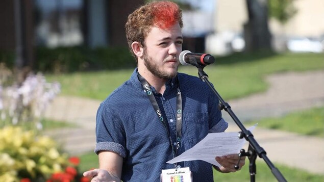 Dans Y a une étoile, Samuel LeBlanc et Écarlate guident le public à travers l’Acadie queer