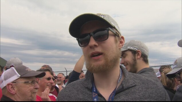 Le jeune joueur de hockey lors de son arrivée à Bathurst lundi après-midi. Le jeune joueur de hockey lors de son arrivée à Bathurst lundi après-midi.