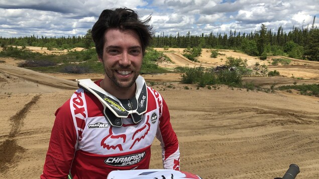 Samuel Power athlète de motocross, sur la piste.