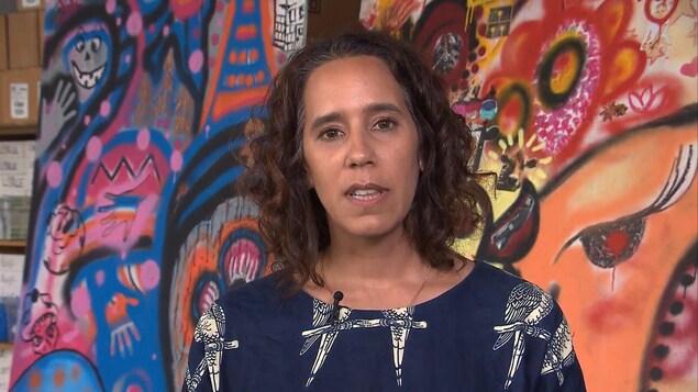 Sandhia Vadlamudy est devant un mur coloré Sandhia Vadlamudy est devant un mur coloré