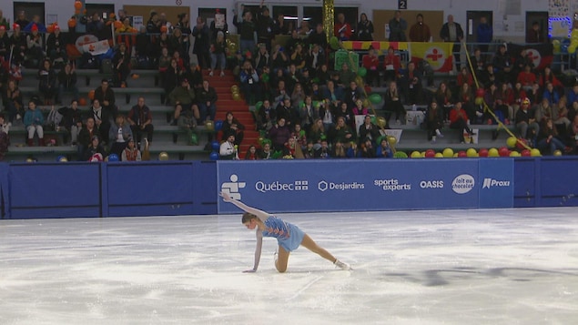 Sandrine Blais lors de sa position finale au milieu de la glace. 