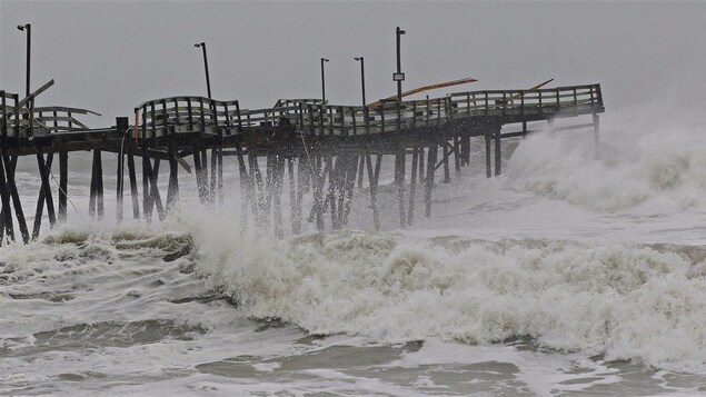 Les vagues provoquée par l'ouragan Sandy frappent contre une promenade à Kill Devil Hills, en Caroline du Nord. Les vagues provoquée par l'ouragan Sandy frappent contre une promenade à Kill Devil Hills, en Caroline du Nord.