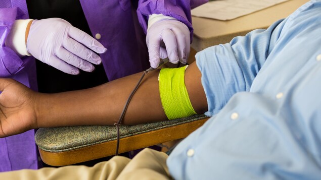 Une personne noire en train de donner du sang