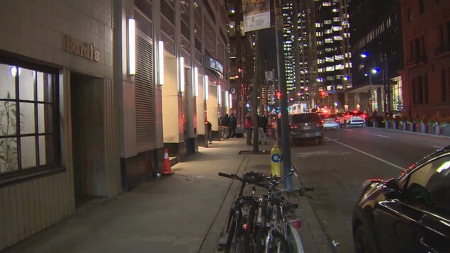 Un coin de rue au centre-ville de Toronto.