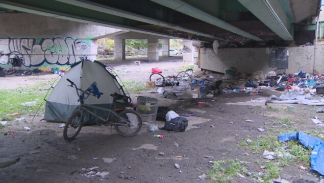 sous un pont de Toronto des tas d'ordures et une tente plantée c'est un endroit où dorment quelques sans-abri. sous un pont de Toronto des tas d'ordures et une tente plantée c'est un endroit où dorment quelques sans-abri.