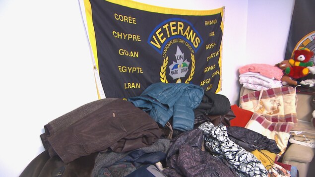 Une pile de vêtements Une pile de vêtements
